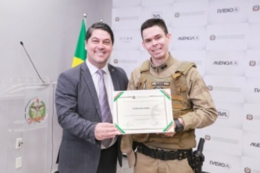 Policial militar de Porto Belo é homenageado por ato de bravura