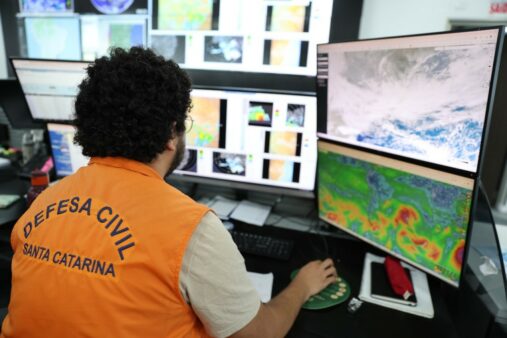 Chuva ganha intensidade em Santa Catarina e instabilidade forte atinge quase todo o estado 