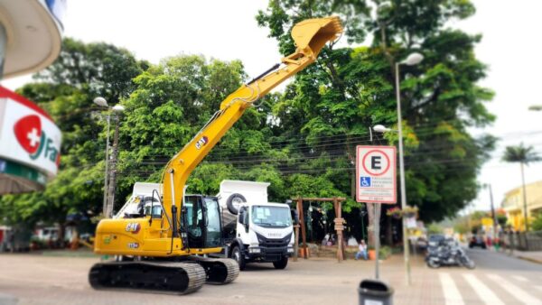 Escavadeira hidráulica e dois caminhões caçamba integram frota de Obras