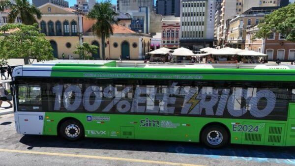 Primeiro ônibus 100% elétrico começa a rodar em Florianópolis