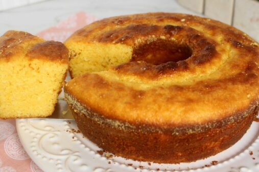 Bolo de Milho com Leite Condensado: Uma Delícia Cremosa e Fofinha