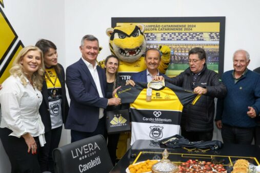 Em visita ao estádio do Criciúma, governador destaca importância do esporte catarinense e da participação feminina no futebol