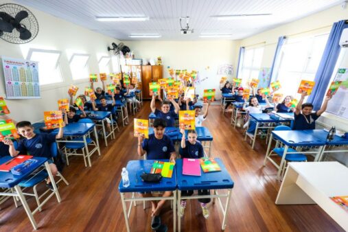 Famílias, estudantes e professores da rede estadual recebem mais de 185 mil informativos sobre a dengue