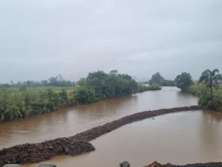 Infraestrutura aguarda nível do rio baixar para retomar trabalhos na ponte entre São João do Sul e Praia Grande