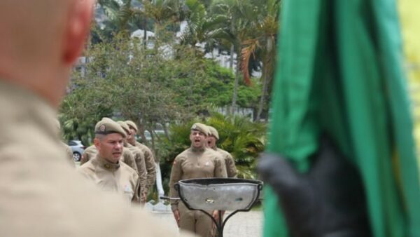 Polícia Militar realiza solenidade em homenagem ao Dia da Bandeira