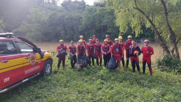 CBMSC em Rio do Sul e Defesa Civil realizam limpeza do Rio Itajaí-Açu