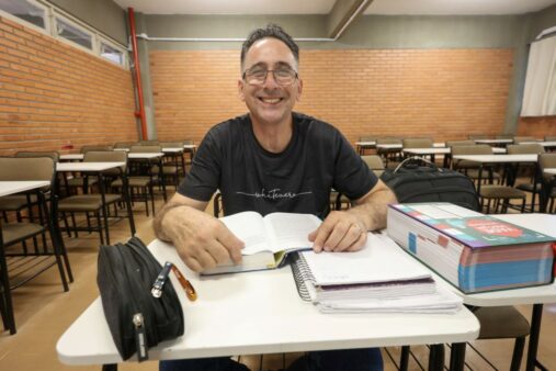 “A gente passa a andar de cabeça erguida”, comemora beneficiário do Universidade Gratuita que retomou os estudos aos 50 anos