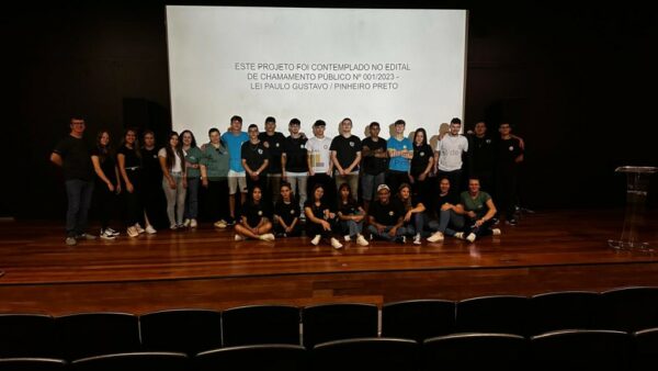 Estudantes de escola estadual de Pinheiro Preto apresentam livros de poesia em Florianópolis