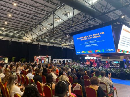 Assistência Social de Santa Catarina palestra no Comac sobre Gestão do Suas e Financiamento