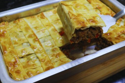 Torta de Carne com Massa de Pastel Receita Simples e Fácil