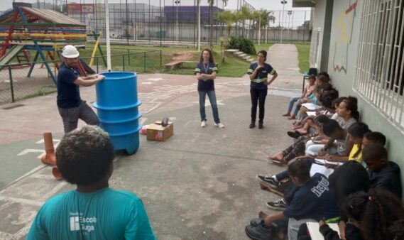 Crianças de projeto social aprendem sobre equipamentos de proteção coletiva e individual com a Casan