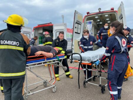 Equipes do Samu participam do simulado de acidente aéreo no aeroporto de Florianópolis