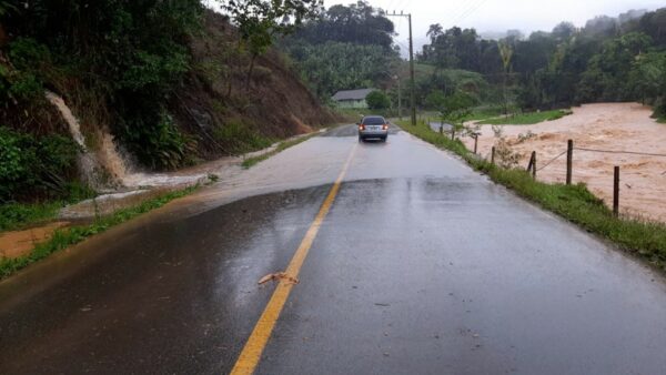 Chuvas intensas provocam alagamentos e deslizamentos em municípios de Santa Catarina