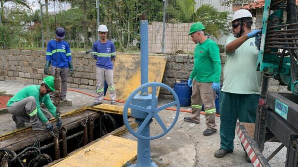 Estação Verão: Casan faz limpeza preventiva da Elevatória do Rio do Braz em Florianópolis