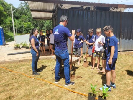 CASAN executa atividade de Educação Ambiental com plantio de mudas em Descanso