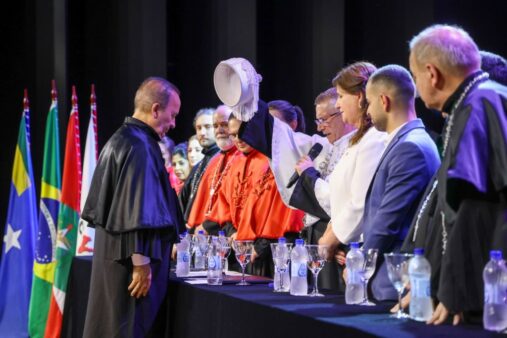 Em Lages, governador Jorginho Mello recebe título de Doutor Honoris Causa