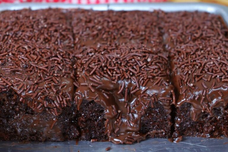 Bolo de Chocolate Super Fácil – Massa Fofa, Molhadinha e Irresistível