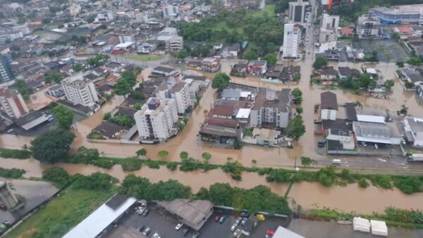 Chuva intensa em Santa Catarina causa  alagamentos e inundações em diversas regiões