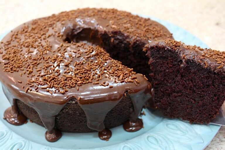 Bolo Nega Maluca Fofinho com Cobertura Cremosa de Brigadeiro