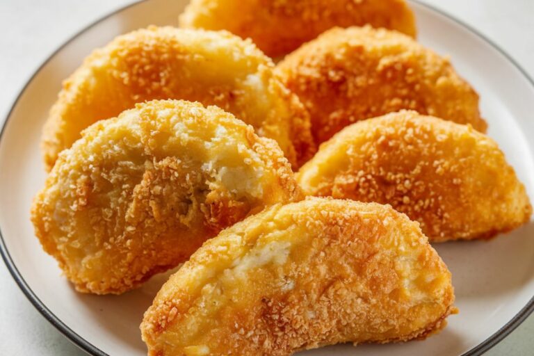 Rissoles de Frango com Catupiry: Crocantes, Cremosos e Irresistíveis