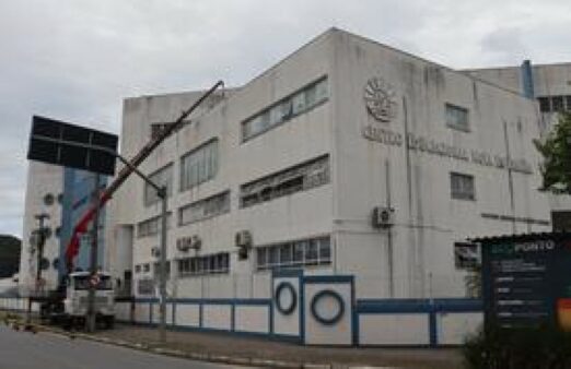 Reforma no telhado do CEM Nova Esperança avança durante o feriado