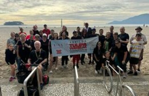 Caminhada Abril da Tulipa Vermelha reuniu idosos e apoiadores na Avenida Atlântica