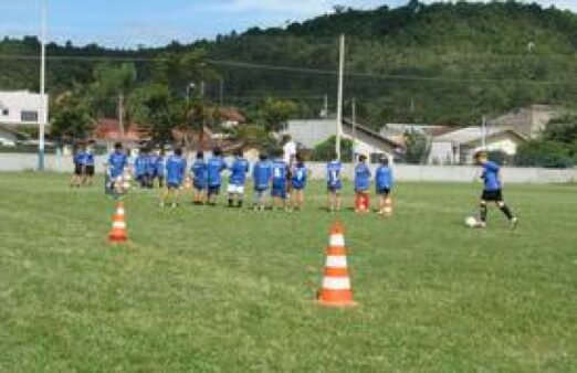 Balneário Camboriú oferece escolinha de futebol de campo