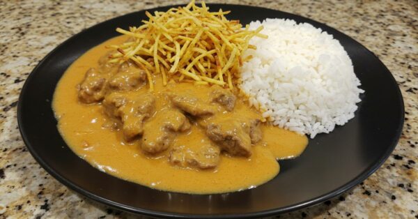 Estrogonofe de Carne Cremoso com Arroz Branco e Batata Palha