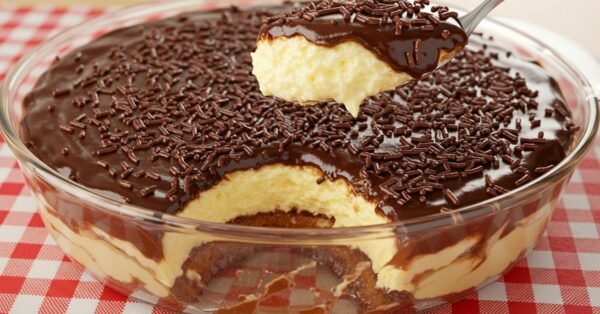 Sorvetão na Travessa com Cobertura de Chocolate Irresistível