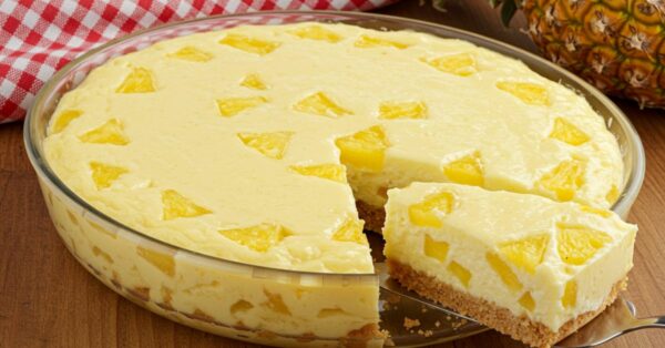 Delícia Gelada de Abacaxi Cremoso na Travessa