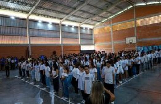 Ato cívico na Escola Francisca Alves Gevaerd antecede transferência simbólica da sede administrativa para Barra