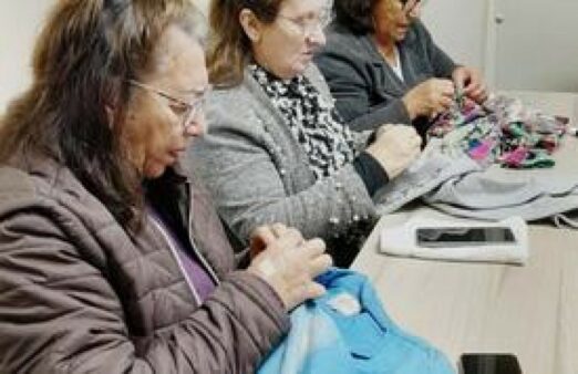 Assistência Social oferece oficinas de reutilização e customização de roupas