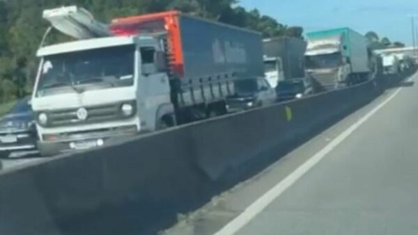 Homem em moto elétrica morre ao ser atingido por carreta na BR-101