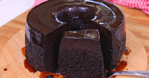 Bolo Pudim de Chocolate (Bolo Brigadeirão) – Já Sai Recheado do Forno