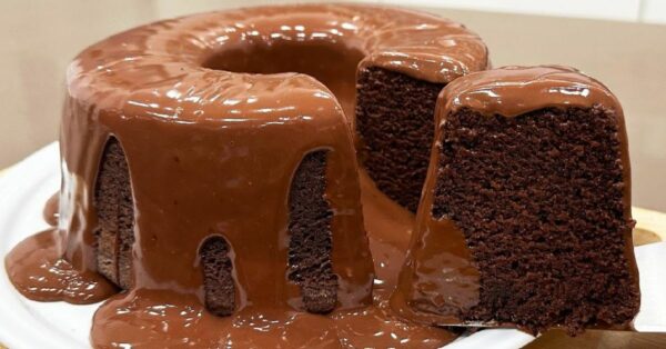 Bolo de Chocolate com Cobertura de Ganache – Clássico, Fofinho e Irresistível