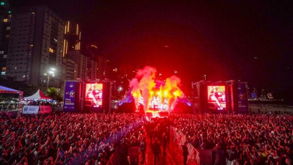 Jota Quest atrai mais de 100 mil fãs na Praia Central de Balneário Camboriú