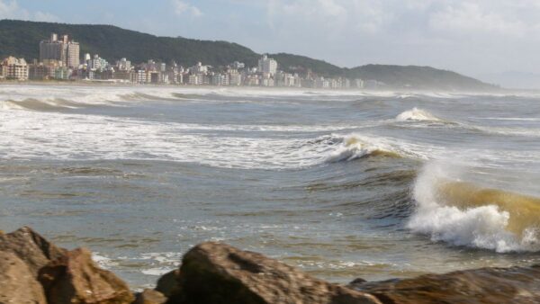 Ventos fortes, mar agitado e possibilidade de neve marcam o início da semana em Santa Catarina