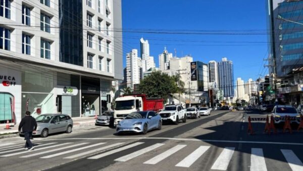 Após diálogo com moradores, será implementado teste de reversão de pista na Avenida do Estado
