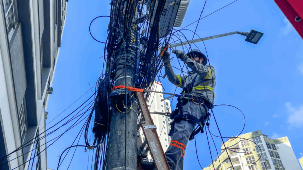 Força-tarefa da Cosip já retira mais de três toneladas de fios obsoletos da Avenida Brasil