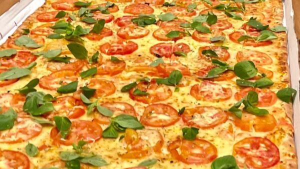 Pizza e bolo gigante? Só podia ser aniversário de BC!