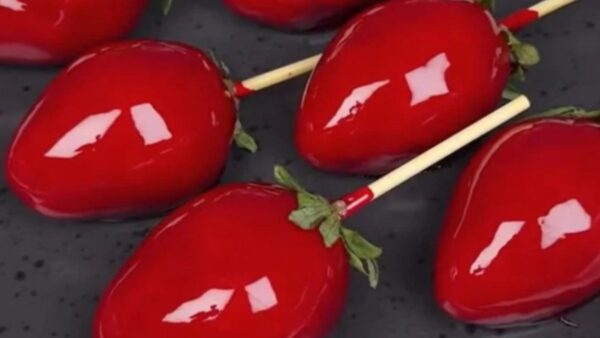 Aprenda a fazer Morango do Amor em oficina gratuita em Balneário Camboriú