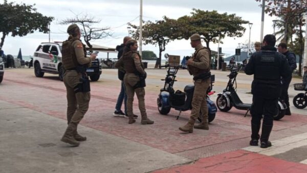 Operação apreende ciclomotores irregulares no centro de Balneário Camboriú