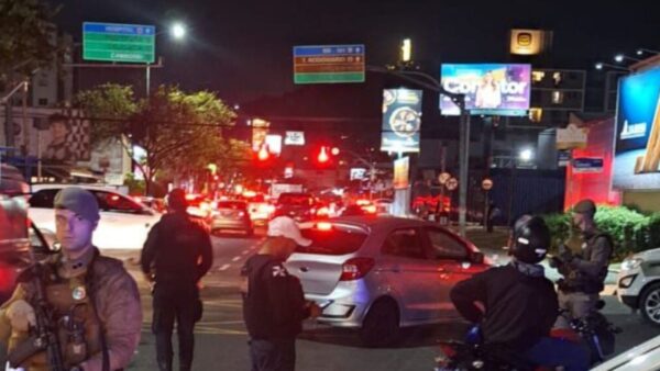 Blitz em Balneário Camboriú resulta em 47 multas e 14 veículos removidos