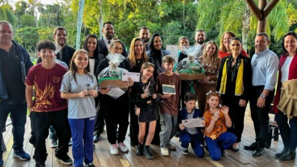 Escolas de Balneário Camboriú juntam 1,6 tonelada de tampinhas em ação ambiental