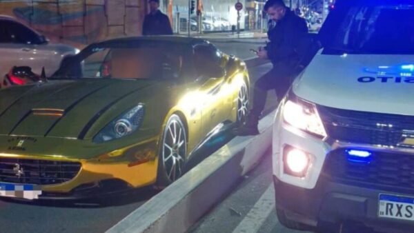 Ferrari invade ciclofaixa em Balneário; motorista culpa GPS