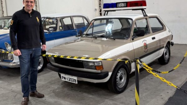 Carreata de carros antigos marca sanção da lei da rota do antigomobilismo