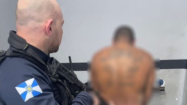 Foragido solta pitbull contra guardas e é detido em Balneário Camboriú