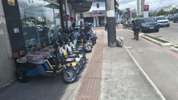 Fiscalização encontra calçada obstruída por comércio na Av. do Estado