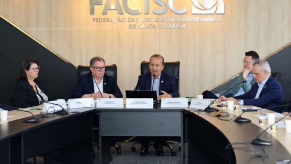 Jorginho Mello destaca união com empresários para crescimento de SC