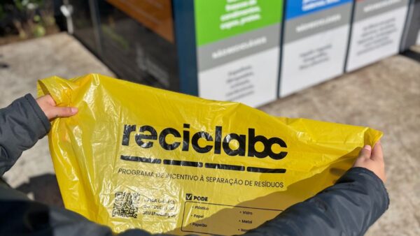 Balneário Camboriú testa sacos amarelos para coleta seletiva em dois bairros